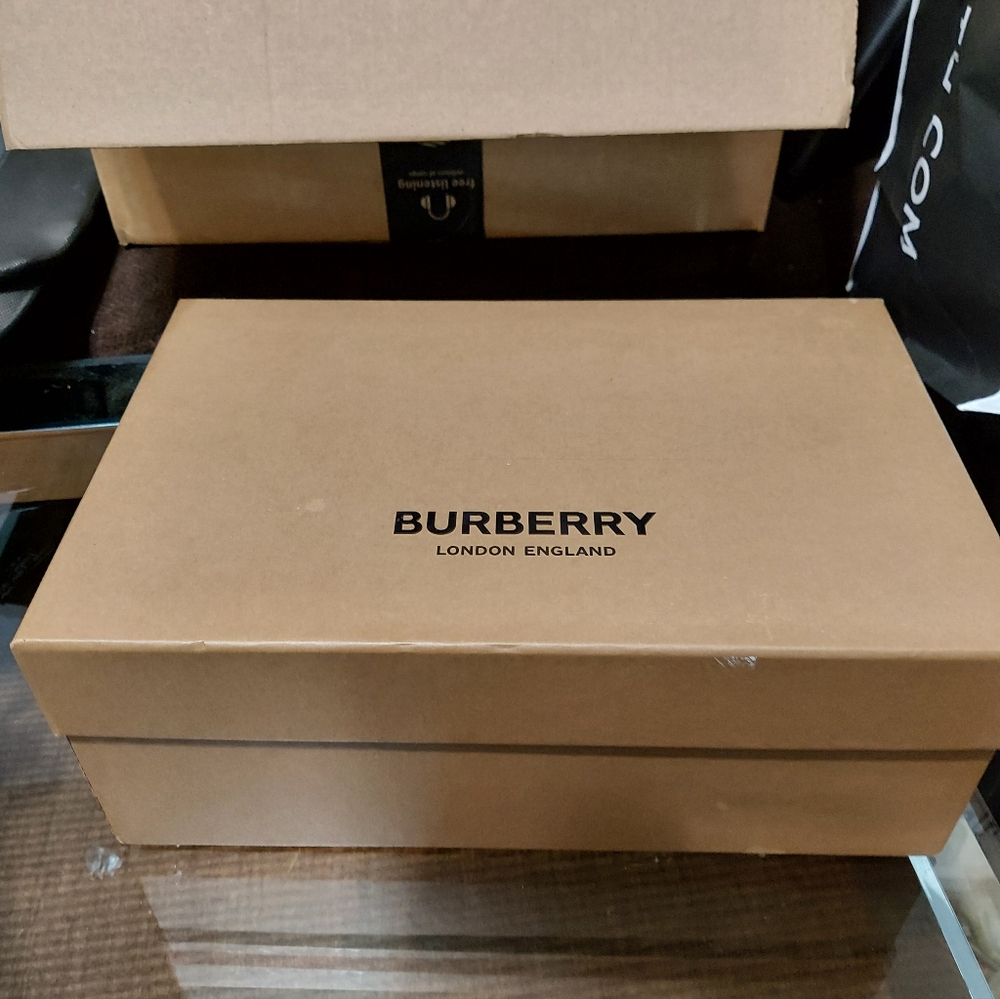 Burberry Slip-ons - Picture 5 of 5